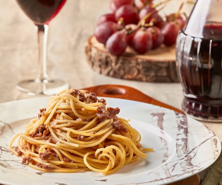 Spaghetti integrali al vino rosso in salsa di pomodoro – Vegghy con Vanny