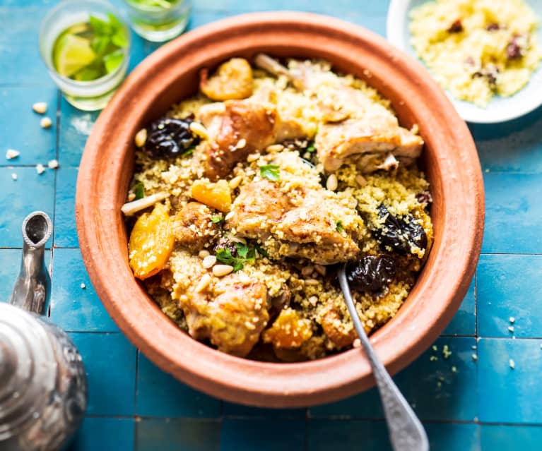 Tajine de poulet aux oignons confits, raisins secs et pistaches