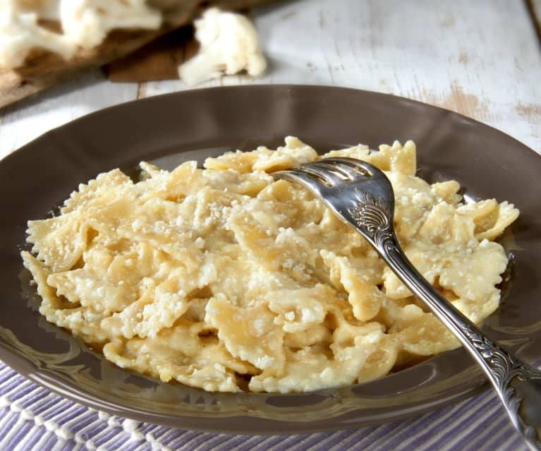 Farfalle in crema di uova e cavolfiore