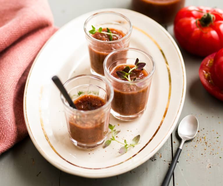 Gaspacho de tomate aux cerises noires