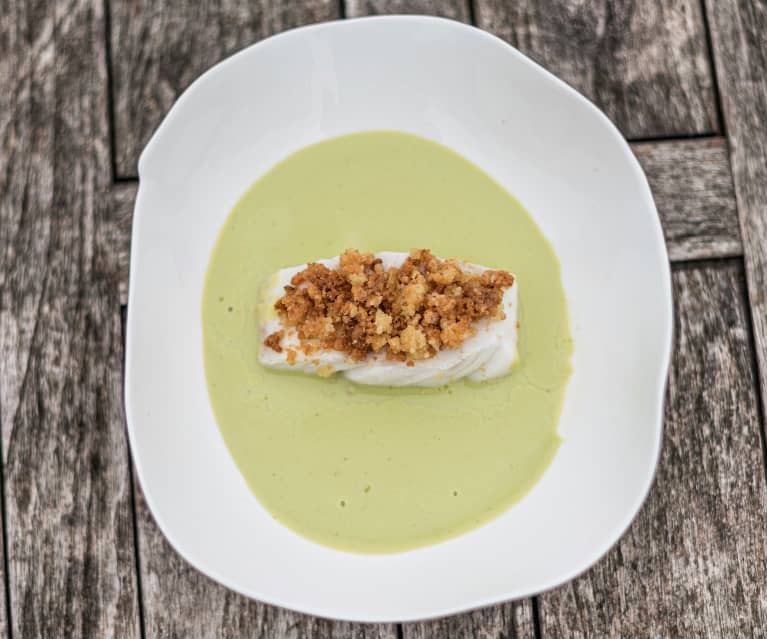 Cabillaud, royale à l’ail et lard paysan, velouté de petits pois et crumble au thym