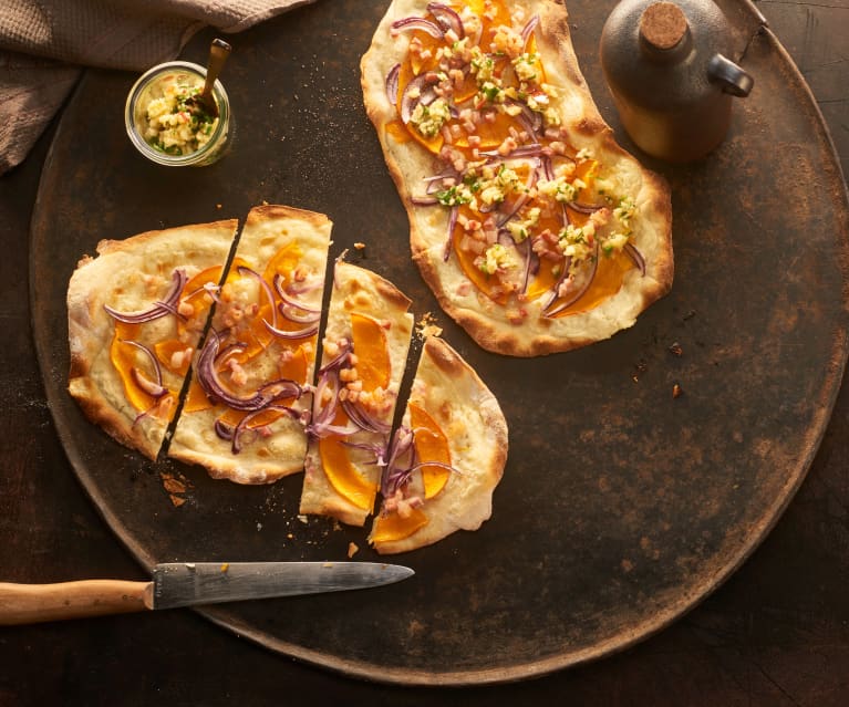 Flammekueche avec courge, pommes et fines herbes