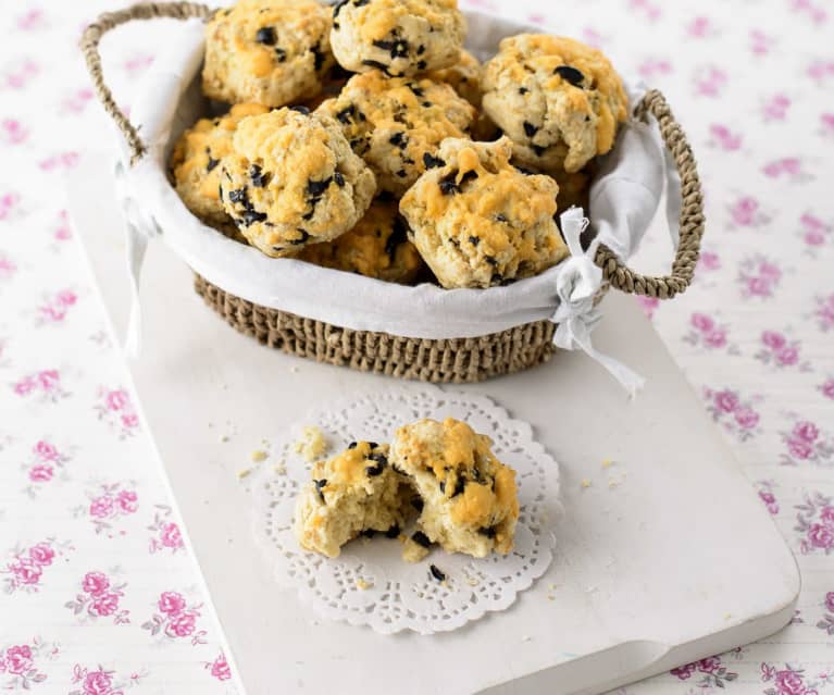 Scones de queijo cheddar e azeitonas