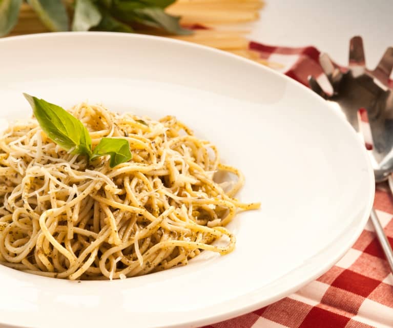 Espaguetis al pesto con aroma de cítricos