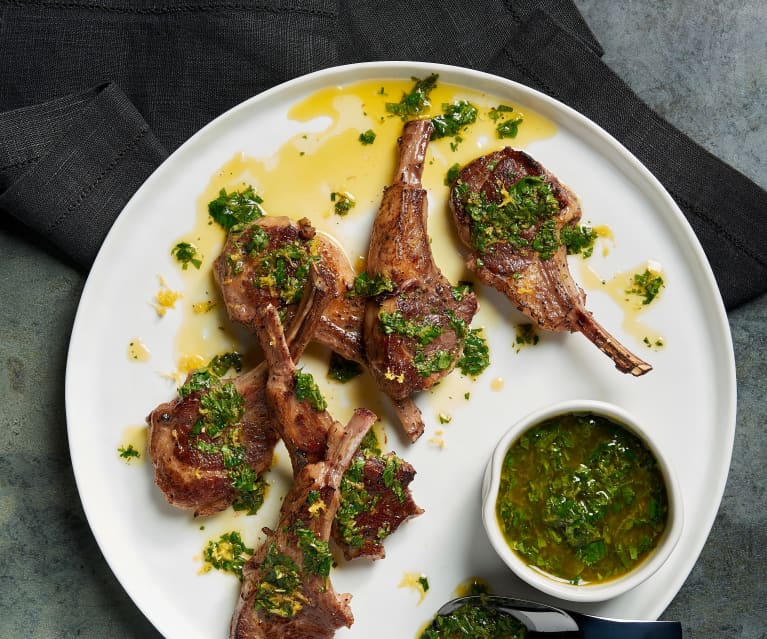 Costeletas de borrego em sous-vide com molho de hortelã