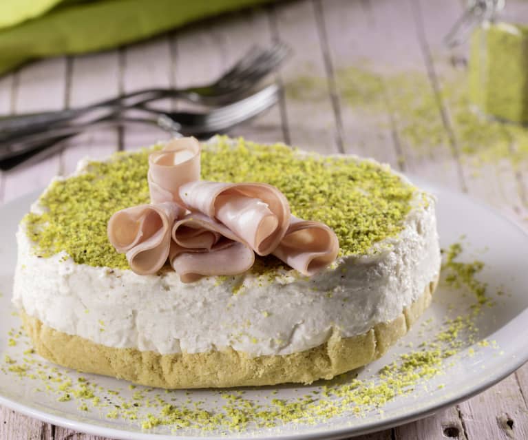 Cheesecake allo stracchino e mortadella con pistacchi