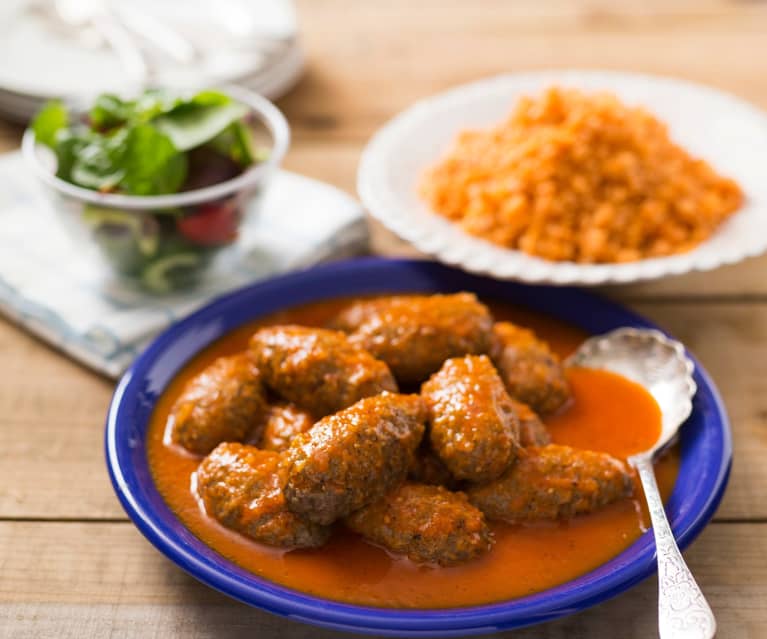 Albóndigas (Soutzoukakia) con arroz rojo