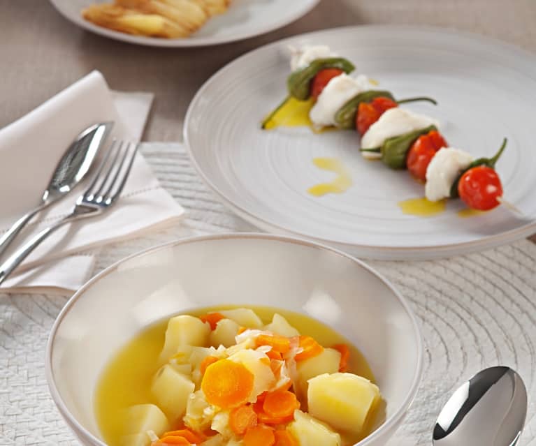 Menú: Sopa de patata y zanahoria, brochetas de rape y manzanas al vapor