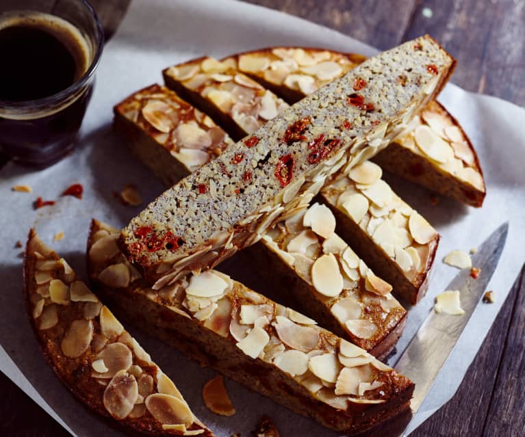 Torta banane, bacche di goji e mandorle