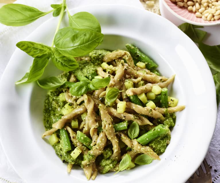 Frische Kastanien-Trofie mit Pesto, Kartoffeln und grünen Bohnen