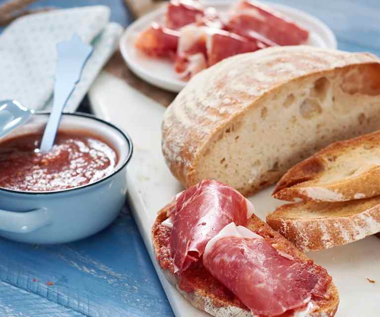 Pan de hogaza con tomate, jamón y aceite de oliva Pan de hogaza con tomate, jamón y aceite de oliva