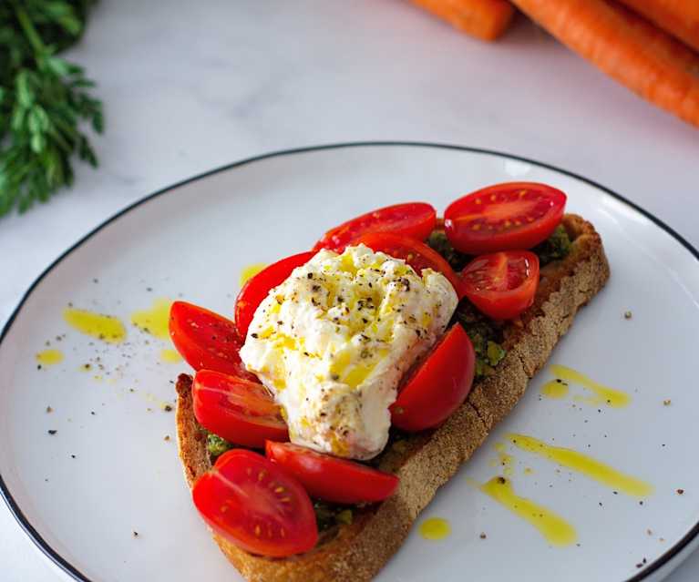 Tostas con tomates cherry, burrata y pesto de tallos de zanahoria Tostas con tomates cherry, burrata y pesto de tallos de zanahoria