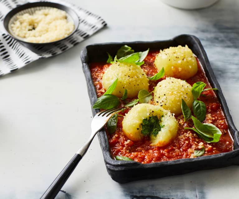 Spinatknödel mit Tomatensauce