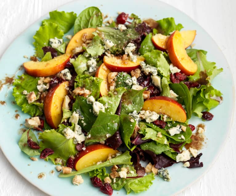 Salade aux nectarines, stilton et noix de Grenoble, vinaigrette à la framboise