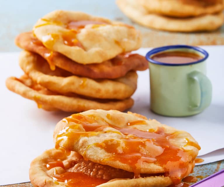 Buñuelos de feria con miel de guayaba y piloncillo