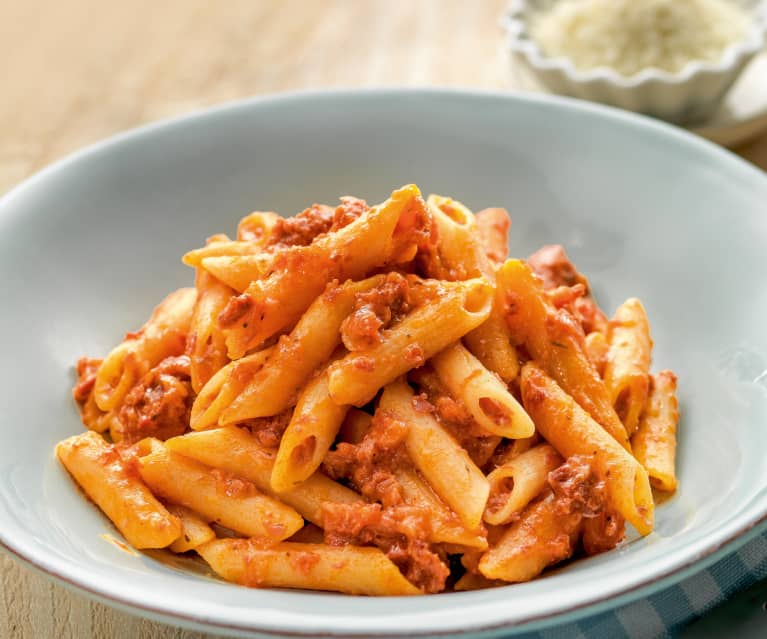 Pasta pomodoro, prosciutto e salame piccante