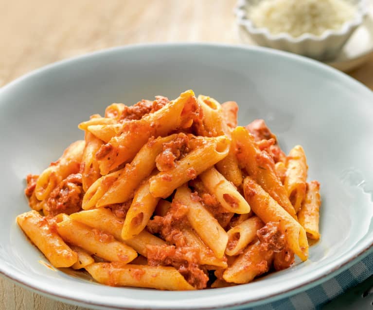 Pasta al pomodoro, prosciutto e salame piccante