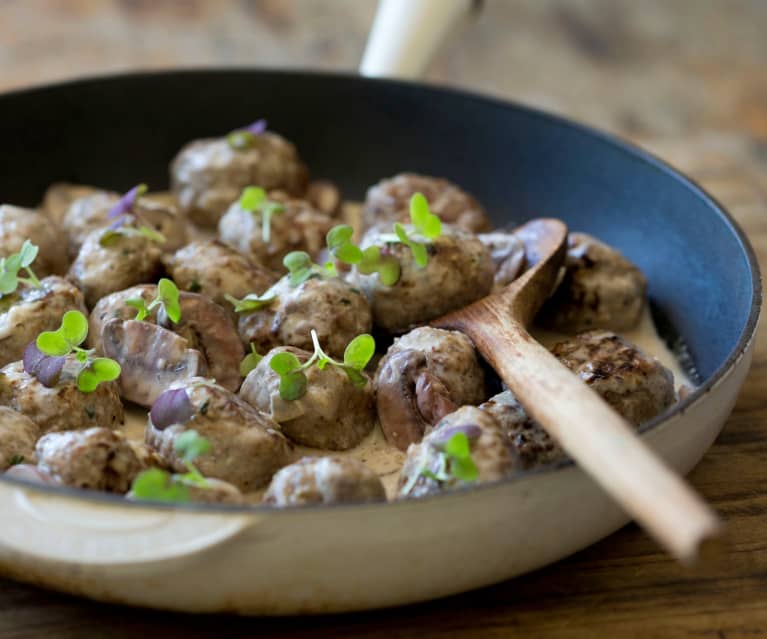 Meatballs with white wine mushroom sauce