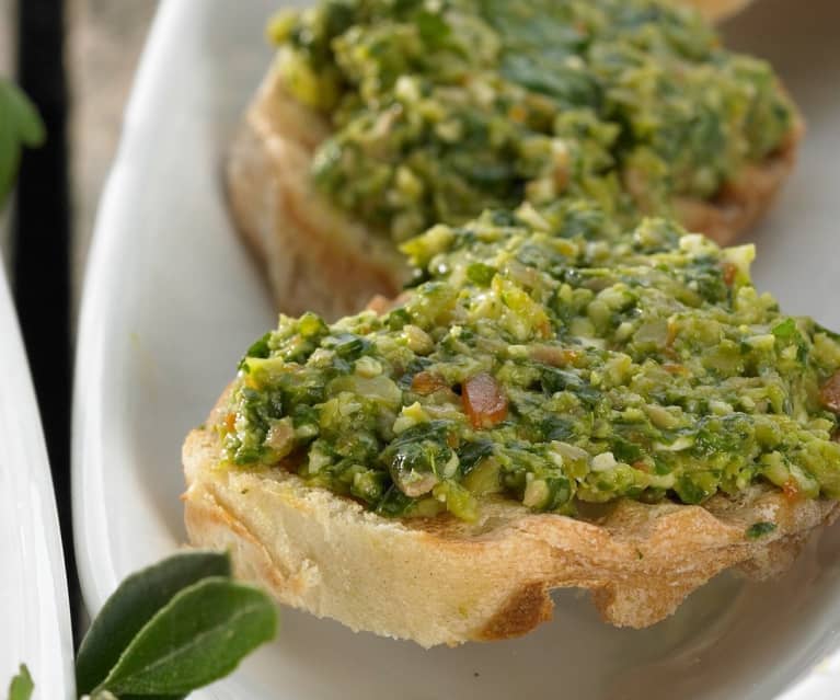 Bruschetta de Crema de Quesos y Tomate seco en Aceite de oliva con Albahaca  