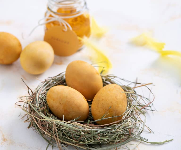 Gotowanie i farbowanie jajek na żółto (kurkumą)