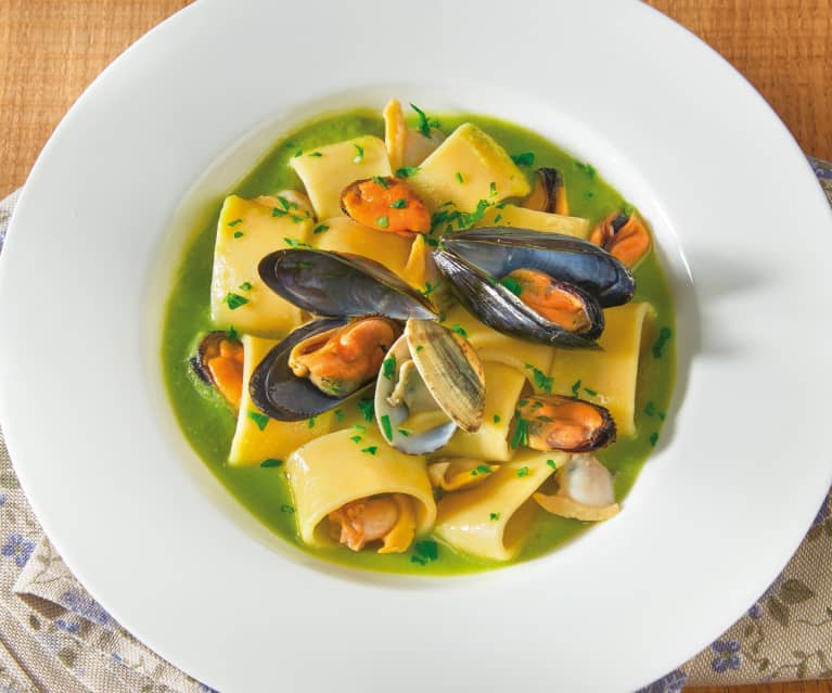 Calamarata cozze e vongole su vellutata di piselli