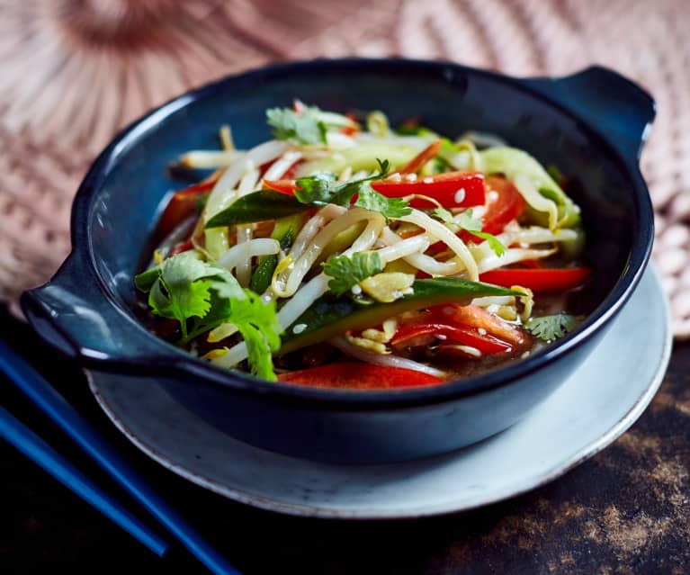 Salade de concombre aux pousses de haricots mungo