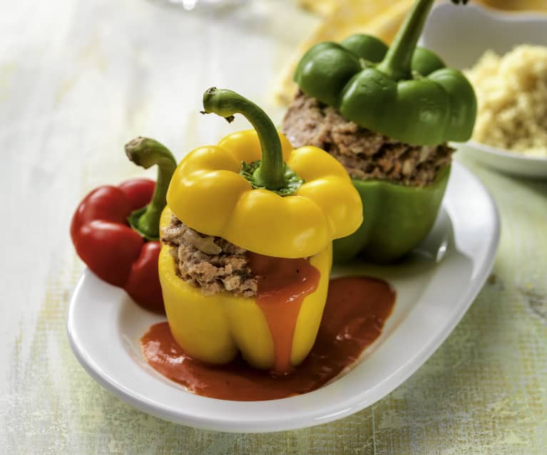 Gefüllte Peperoni mit Reis und Tomatensauce Gefüllte Peperoni mit Reis und Tomatensauce