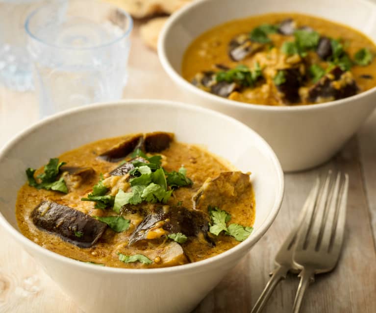 Curry med aubergine, kokos og peanøtter