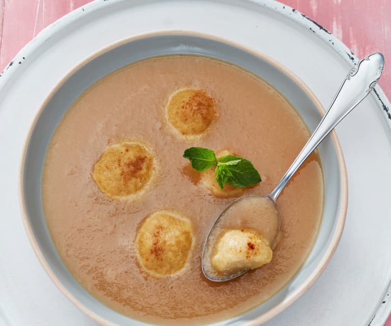 Warme Rhabarbersuppe mit Zimtklößchen