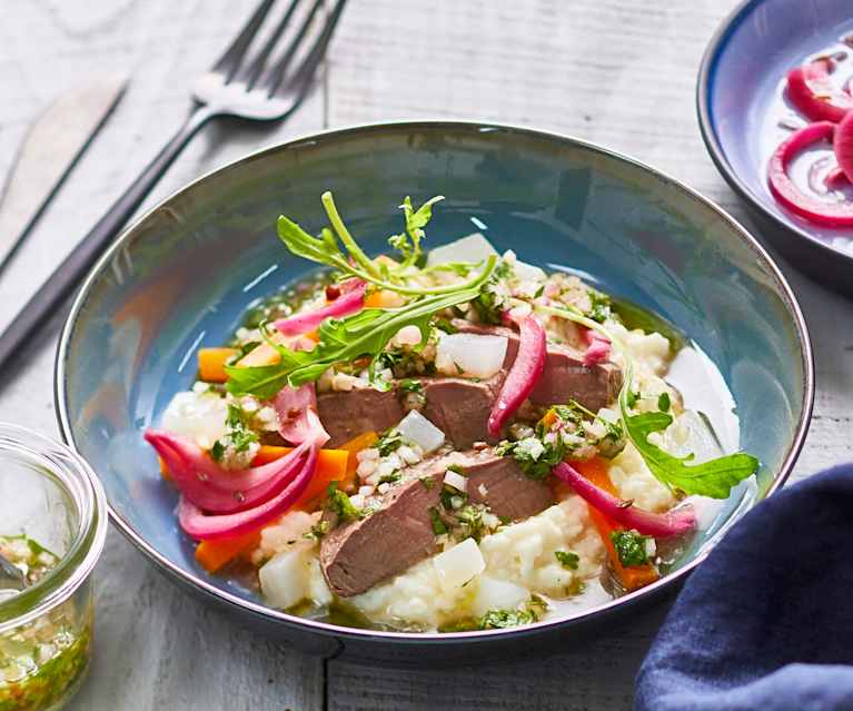 Filet de bœuf, mousseline de céleri-rave, petits légumes et oignon en pickles