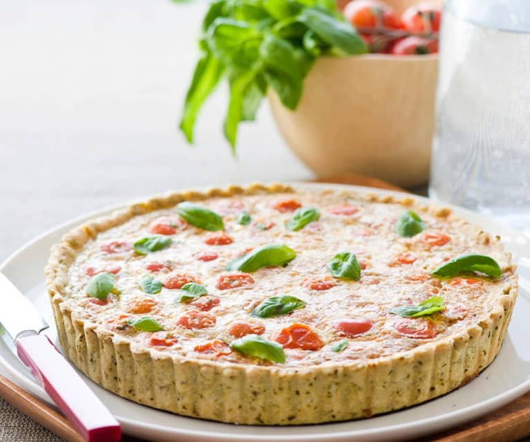 Quiche de tomate, queijo e manjericão