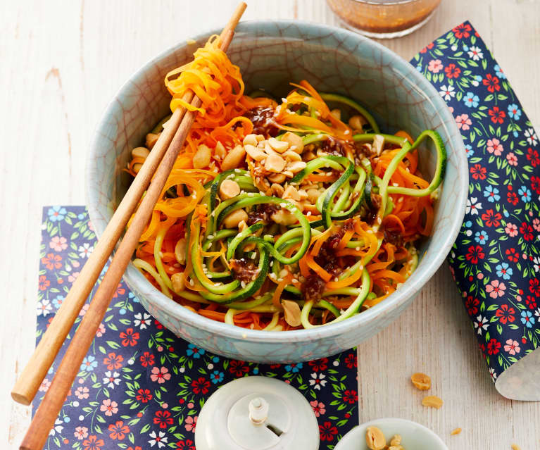 Gemüsespaghetti mit Sesam-Erdnuss-Sauce