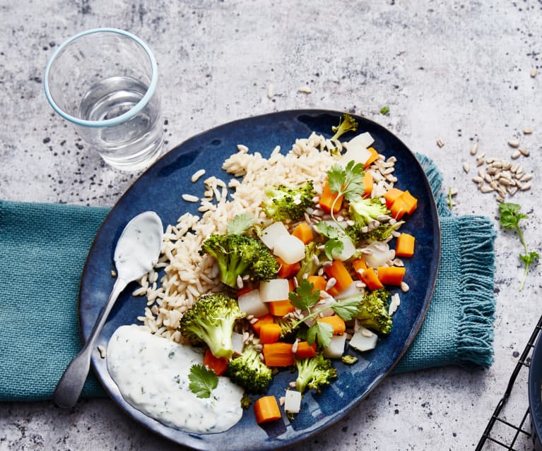 Riz complet, légumes d'automne vapeur et sauce au yaourt