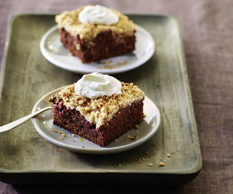 Schoko-Kirsch-Kuchen mit Amarettini-Streusel