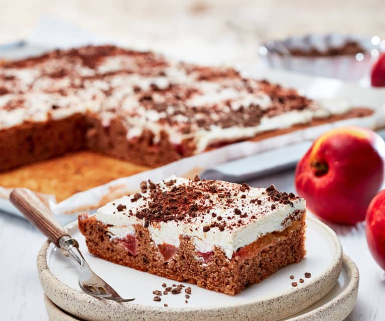 Nektarinen-Blechkuchen mit Vanillesahne