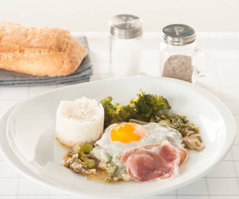 Huevos con jamón, verduras y arroz