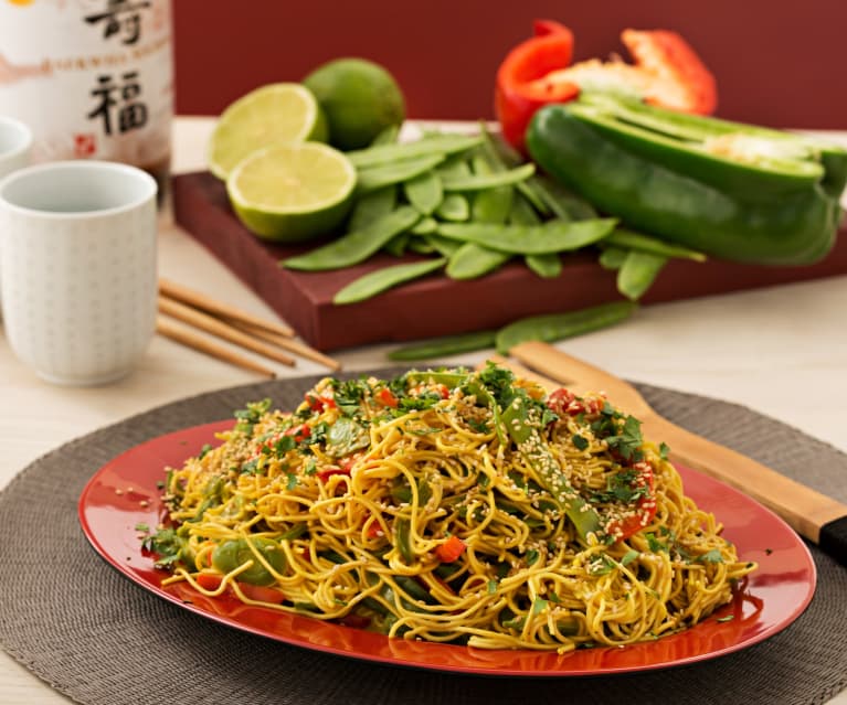 Wok de nouilles de riz aux légumes du soleil et au poulet