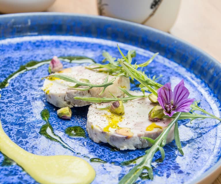 Galantine de volaille, farce au boudin blanc et à la pistache