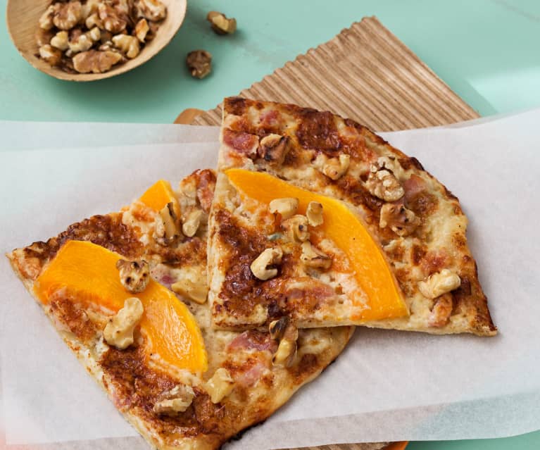Pizza alsaciana de calabaza y gorgonzola (Flammkuchen) Pizza alsaciana de calabaza y gorgonzola (Flammkuchen)