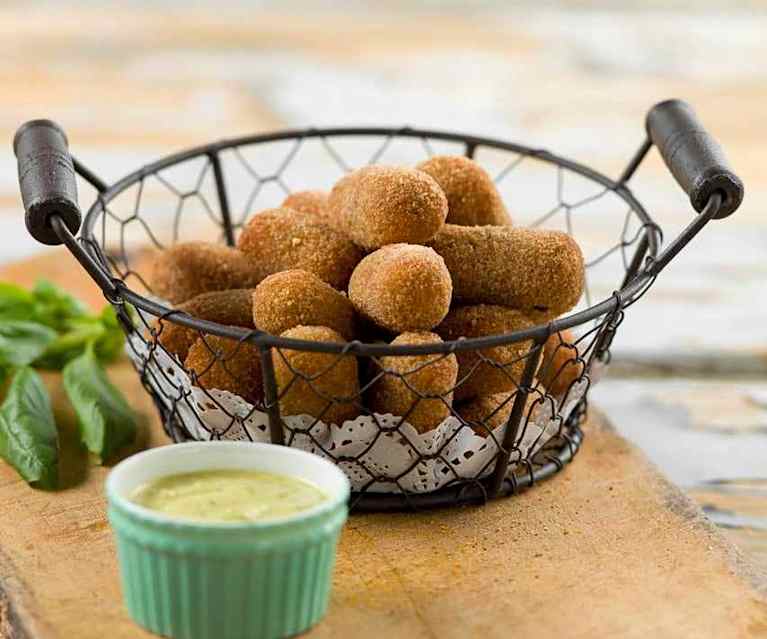 Croquetes de alheira e ervilhas