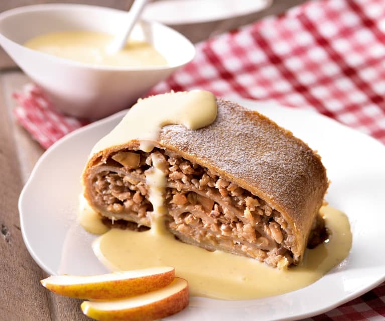 Apfelstrudel mit Zimt und Walnüssen