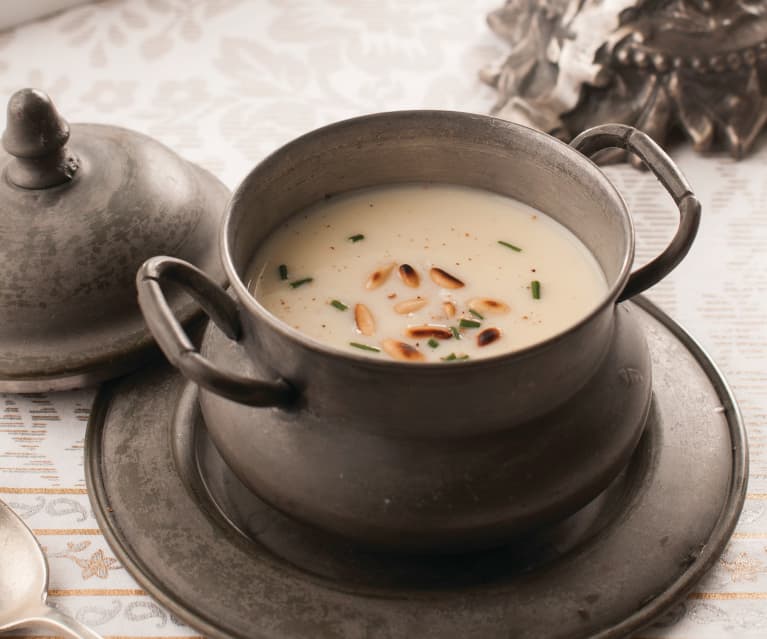 Crema de coliflor con piñones