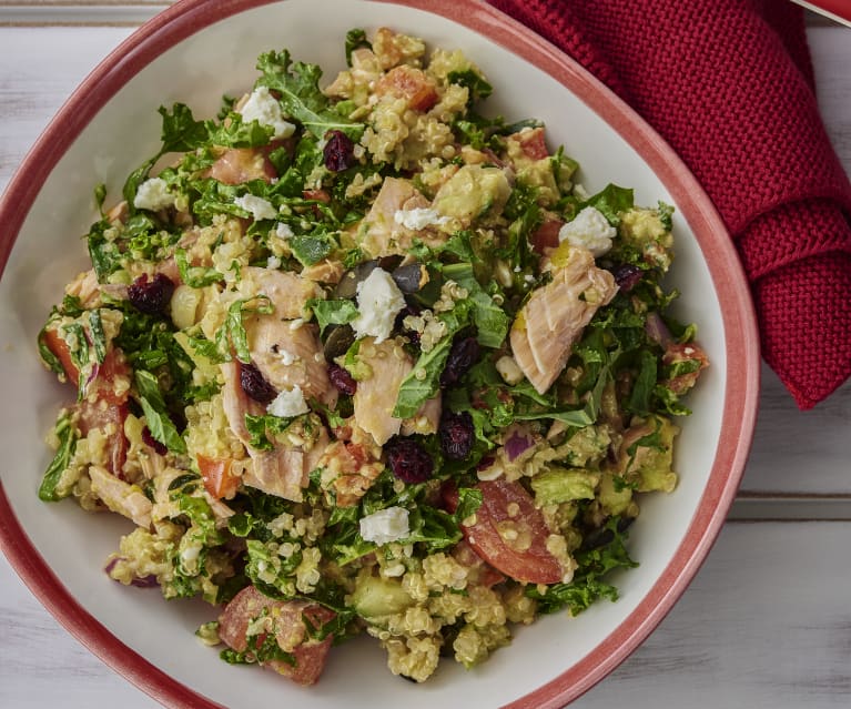 Insalata di salmone, quinoa, feta e verdure miste 