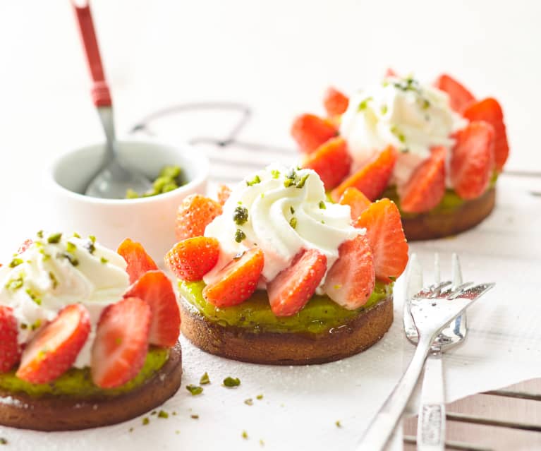 Sablé aux amandes, duo fraise-kiwi et chantilly