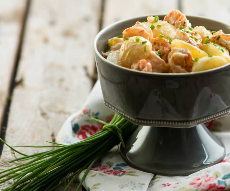 Salada de batata e camarão com molho cocktail