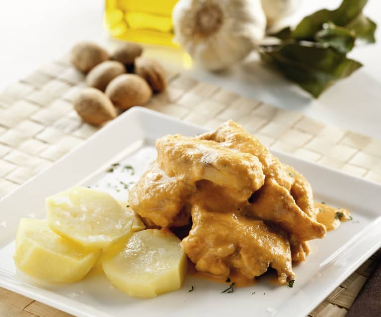 Conejo con salsa de almendras y patatas al vapor Conejo con salsa de almendras y patatas al vapor