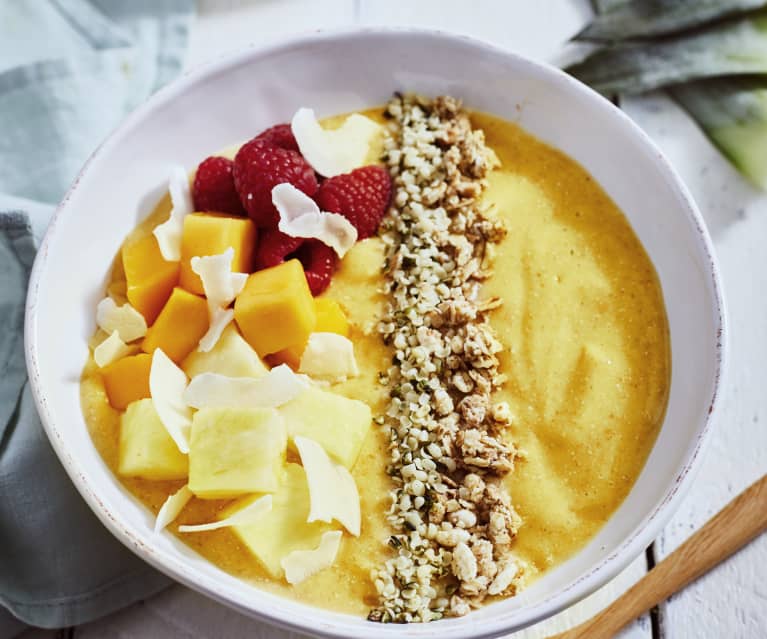 Smoothie bowl tropical aux framboises et aux graines de chanvre