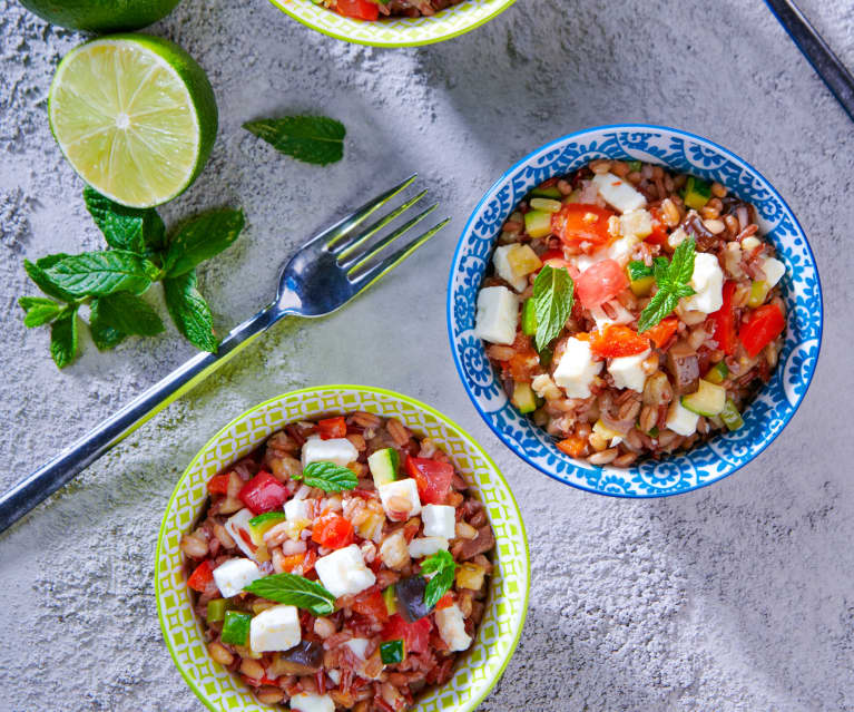 Insalata di cereali con ratatouille di verdure e Feta marinata al lime e zenzero