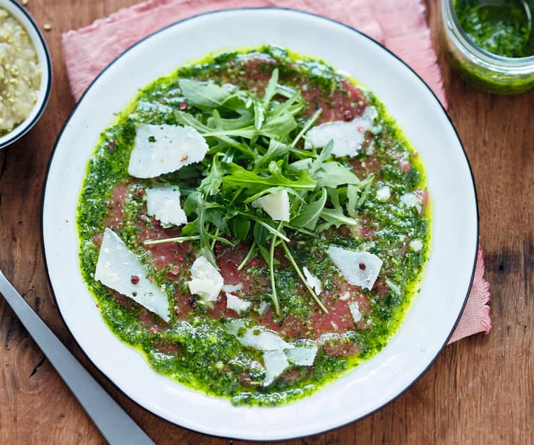 Carpaccio de bœuf, pesto de roquette, pecorino et caviar d'aubergines