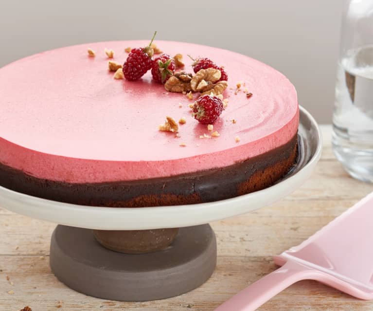 Bavarois à la framboise sur gâteau noix et chocolat Bavarois à la framboise sur gâteau noix et chocolat